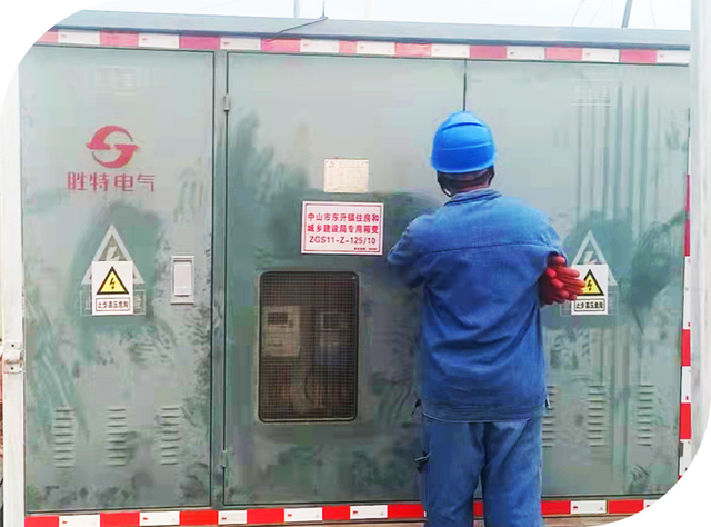 Un trabajador con uniforme azul y casco inspecciona equipos eléctricos