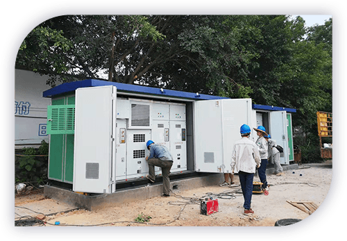  Ingenieros examinando maquinaria eléctrica en un sitio al aire libre