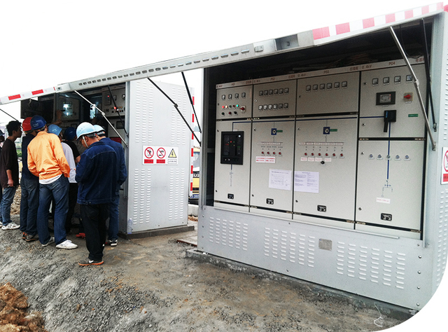  Ingenieros examinando una subestación eléctrica