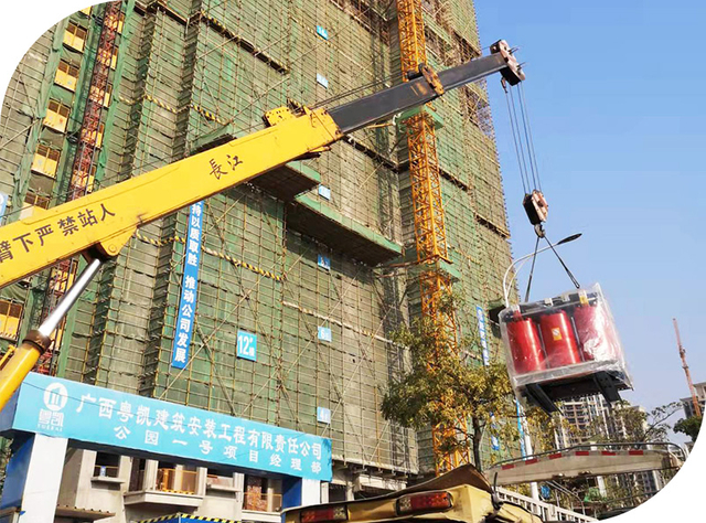 Edificio en construcción con red protectora verde