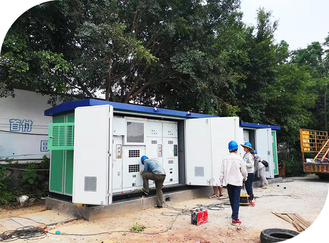 Ingenieros examinando maquinaria eléctrica en un sitio al aire libre